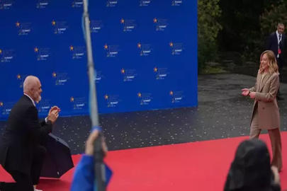 Edi Rama’dan Meloni’ye Sürpriz Karşılama: Diz Çökerek Selamladı!